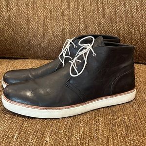 Black timberland leather casual boot size 11. Lightly worn with no damage.